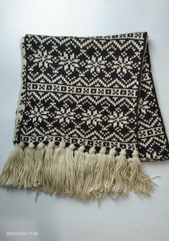 Écharpe tricotée jacquard flocon de neige style scandinave en laine noir et blanc avec franges longues