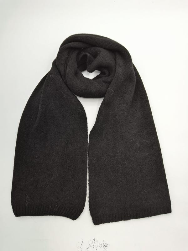 Écharpe noire tricot épais bords côtelés en boucle sur fond blanc style hiver