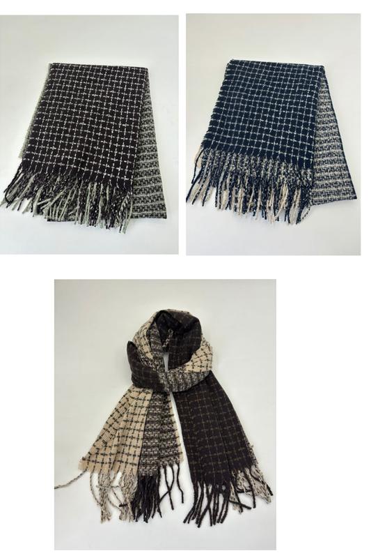 Écharpe tissée motif carreaux avec franges déclinée en noir marine et beige style tartan