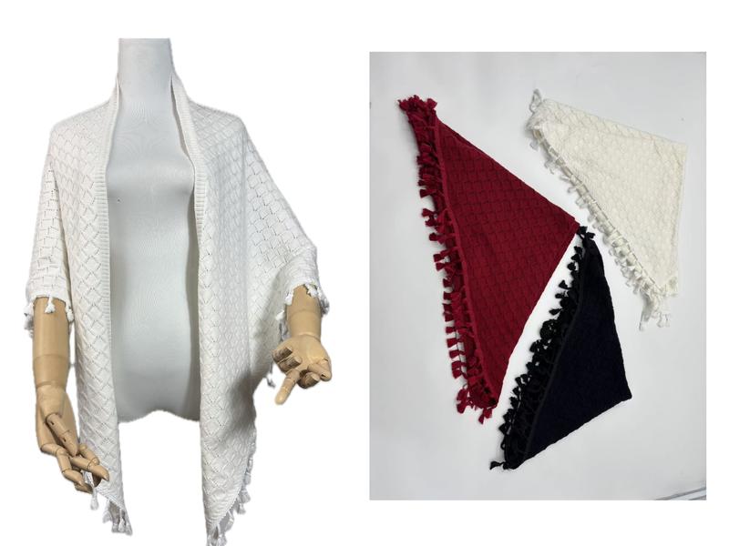 Châle tricot losange blanc porté sur mannequin avec versions bordeaux et noir en arrière-plan style bohème