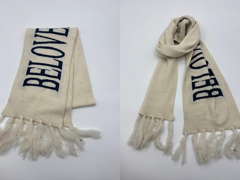 Écharpe crème avec inscription BELOVED intarsia bleu marine et longues franges à pompons posée à plat