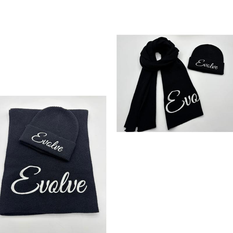 Bonnet et écharpe assortis noirs tricotés avec broderie blanche cursive Evolve posés à plat et portés