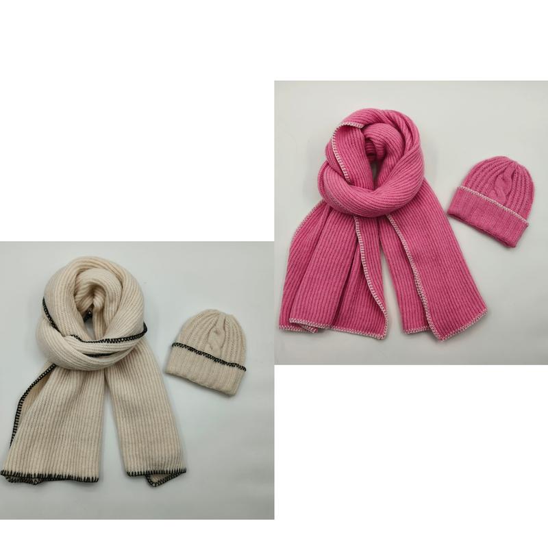 Set écharpe tricot côtelé et bonnet câble crème surpiqûres noires et rose surpiqûres blanches fond blanc