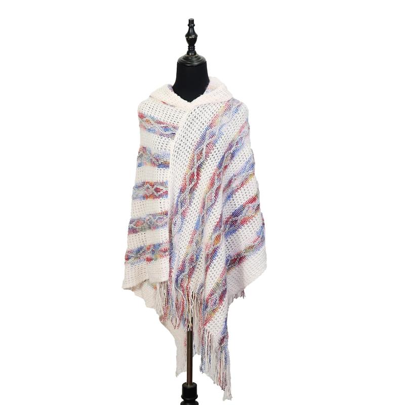 Poncho à capuche ivoire motif rayures colorées rouge bleu avec franges sur mannequin noir style bohème
