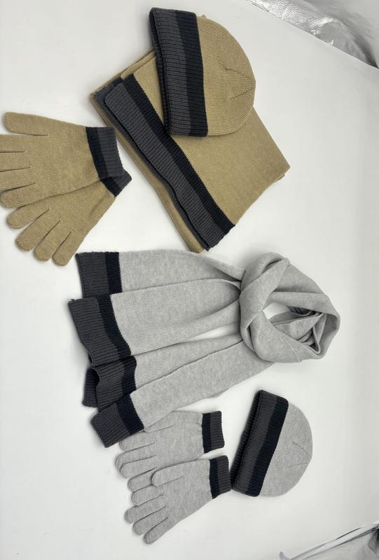 Deux sets d'accessoires hiver tricot bonnet écharpe gants en beige et gris clair avec rayures contrastantes