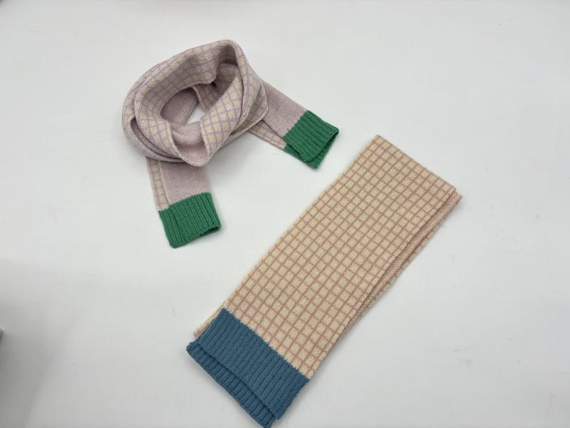 Deux écharpes tricotées carreaux lavande avec poignets verts et beige avec poignets bleus côtelés sur fond blanc