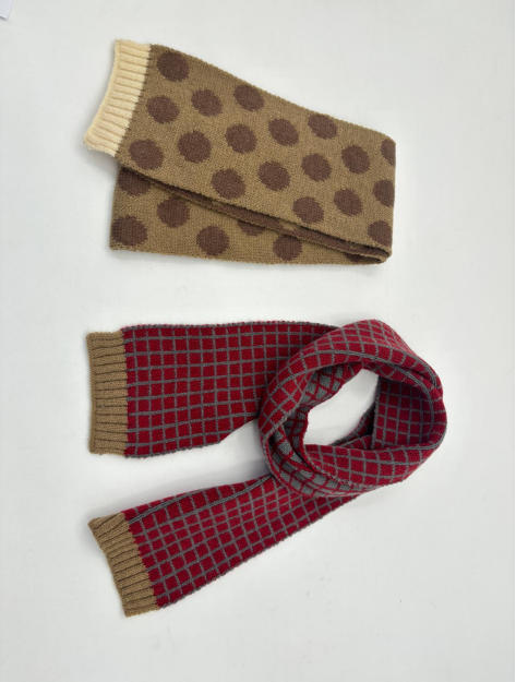 Deux écharpes tricotées à plat pois beige-marron et carreaux gris-rouge avec bords côtelés sur fond blanc