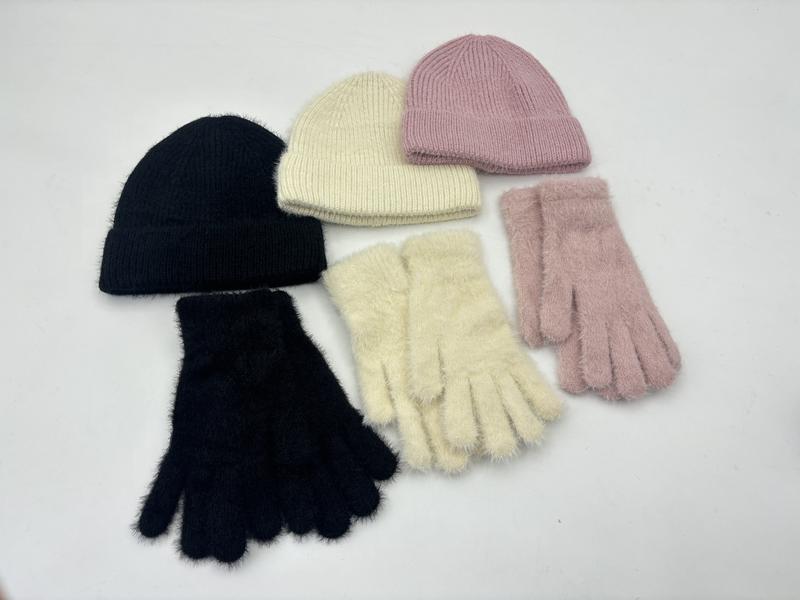 Trois sets assortis gants et bonnets tricot pelucheux noir crème rose poudré fond blanc style hiver