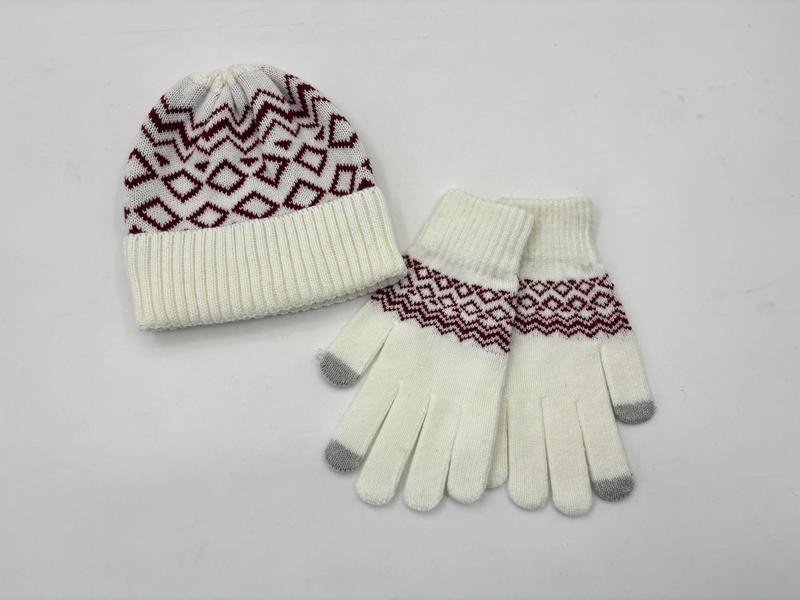 Bonnet ivoire tricoté et gants tactiles assortis motif losange jacquard bordeaux géométrique sur fond blanc