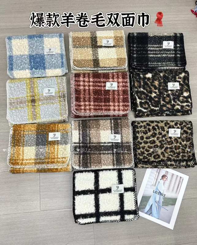 Collection serviettes visage double face bouclette laine motifs carreaux léopard et grilles étalées sur sol