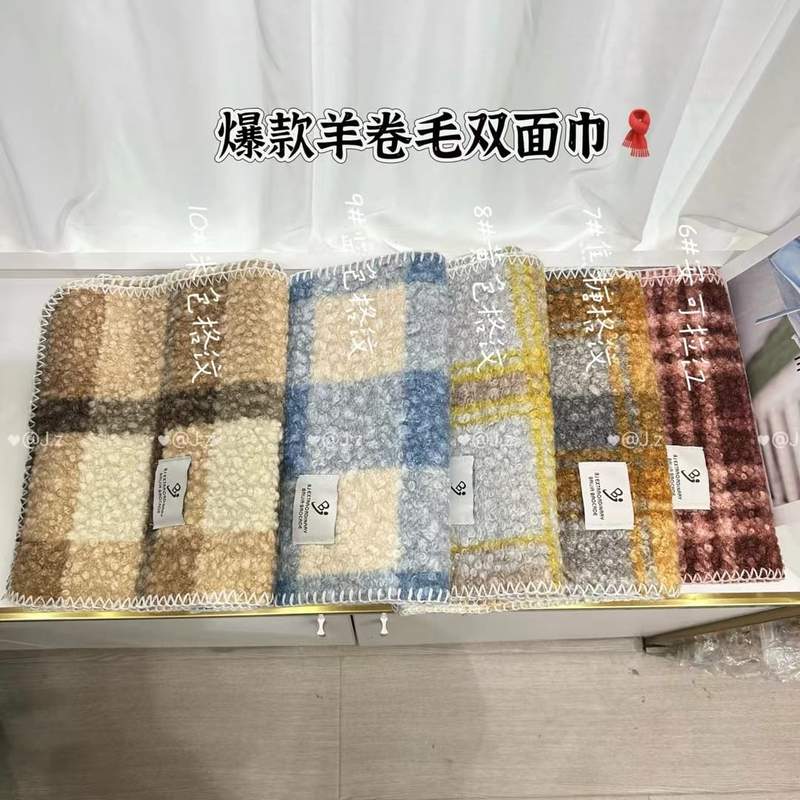 Cinq serviettes visage bouclette laine frisée double face carreaux en beige bleu jaune marron et bordeaux