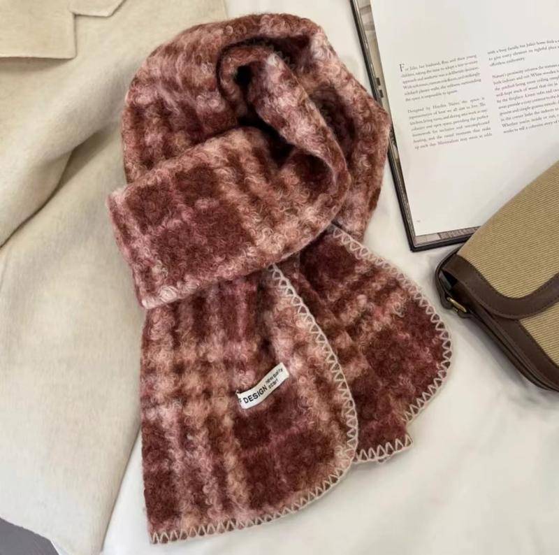 Écharpe mohair douce rose et bordeaux carreaux bords blancs point de couverture stylée avec livre et sac