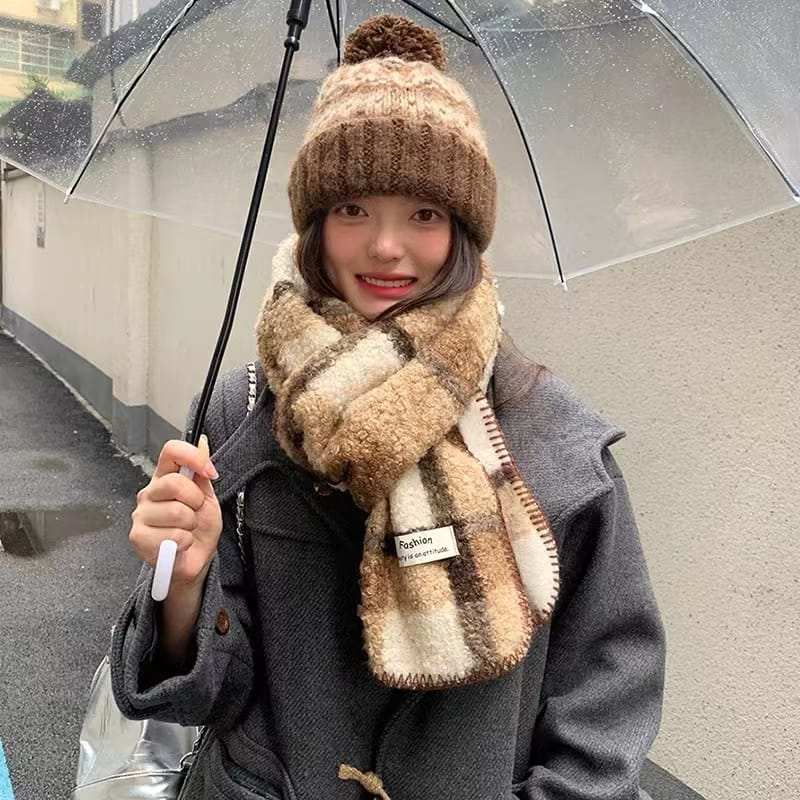Ensemble bonnet pompon en maille et écharpe sherpa à carreaux marron et crème