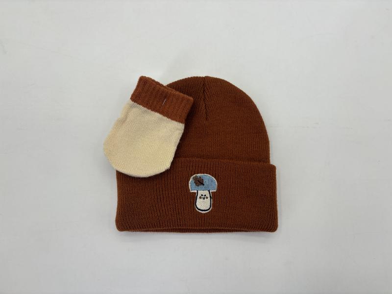 Bonnet côtelé marron avec patch brodé et moufle bicolore marron et crème