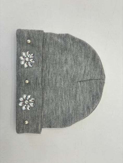 Bonnet gris chiné à revers orné de fleurs cristal et perles nacrées