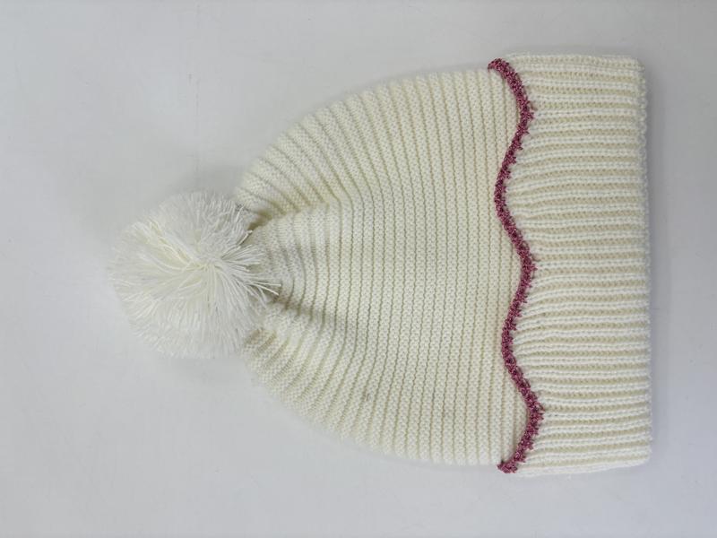 Bonnet côtelé crème avec pompon moelleux et broderie zigzag rose au niveau du revers
