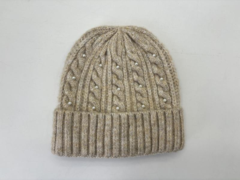 Bonnet câble beige oatmeal avec perles nacrées dispersées et revers côtelé