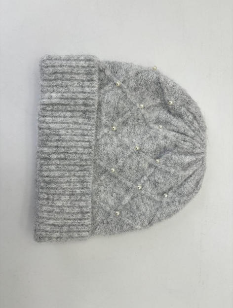 Bonnet gris en maille douce avec motif losange et perles nacrées dispersées