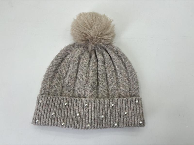 Bonnet câble gris avec pompon fausse fourrure sur le dessus et perles nacrées sur le revers côtelé