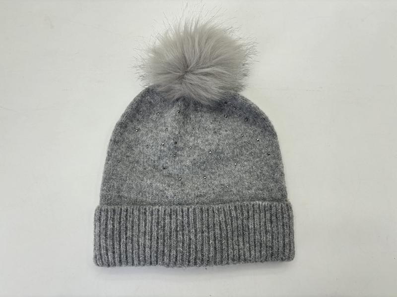 Bonnet gris côtelé avec pompon moelleux et détails strass brillants