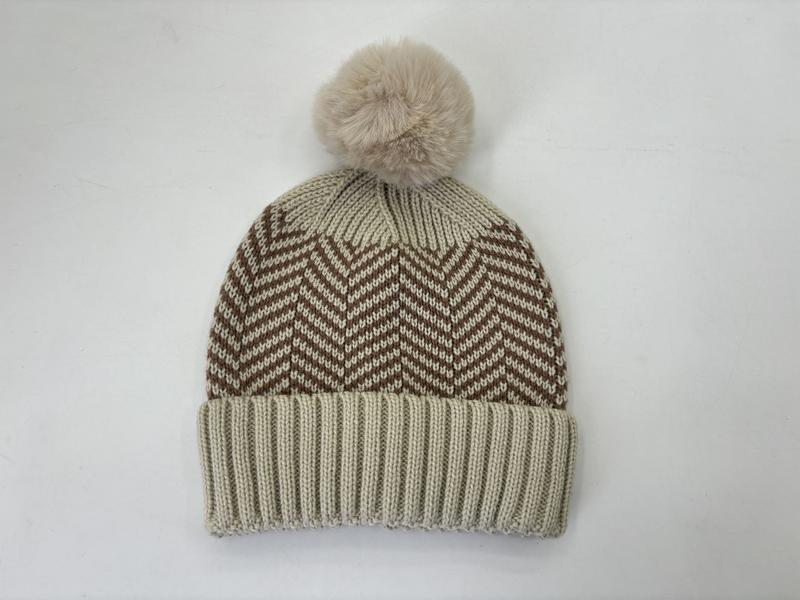 Bonnet jacquard chevron crème et marron avec pompon fourrure synthétique