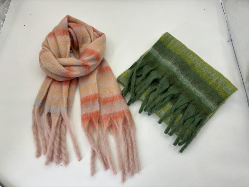 Deux écharpes douces rayées à franges : rose corail et vert olive