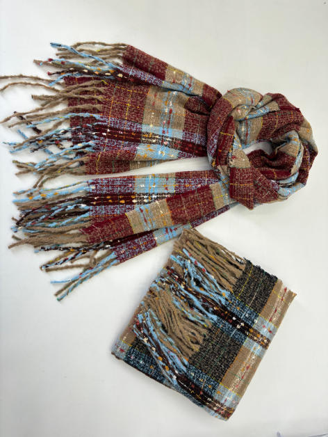 Écharpe tissée motif tartan bordeaux ciel et beige drapée en étole