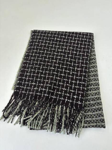Plaid tissé carreaux noir et blanc avec franges