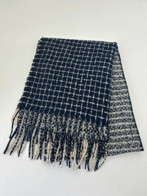 Écharpe tissée carreaux bleu marine et crème avec franges longues