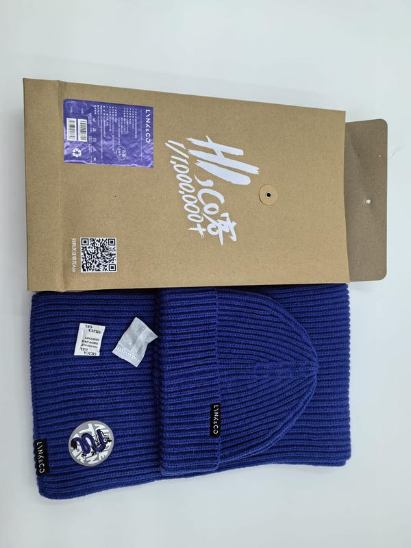 Ensemble bonnet et écharpe côtelés bleu roi avec patch logo et boîte cadeau kraft