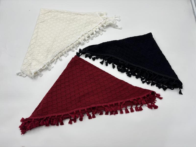 Trois châles triangles tricotés à franges et pompons en crème