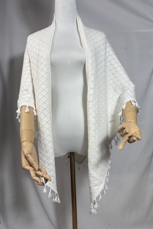 Châle gilet ouvert ivoire motif losanges en maille fine avec franges blanches