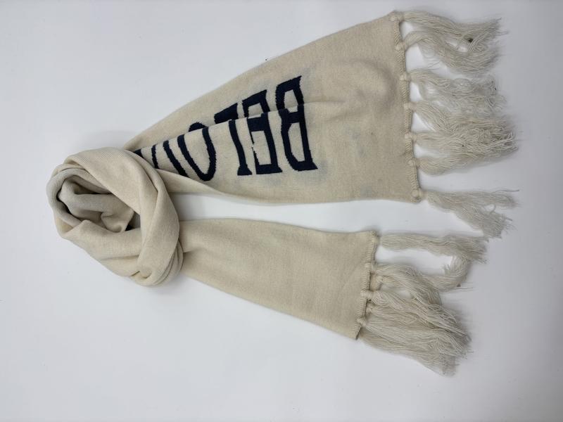 Écharpe crème tricotée à motif lettres varsity bleu marine