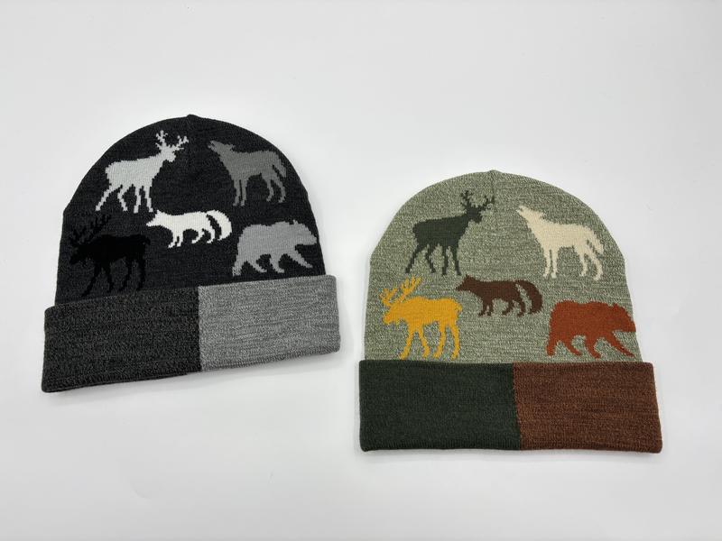 Deux bonnets tricot jacquard avec silhouettes cerf