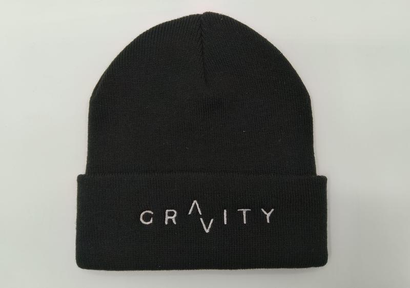 Bonnet noir côtelé à revers plié avec logo GRAVITY brodé en blanc