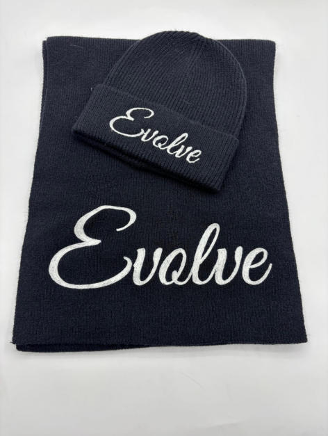 Bonnet et écharpe tricot bleu marine assortis avec broderie cursive blanche