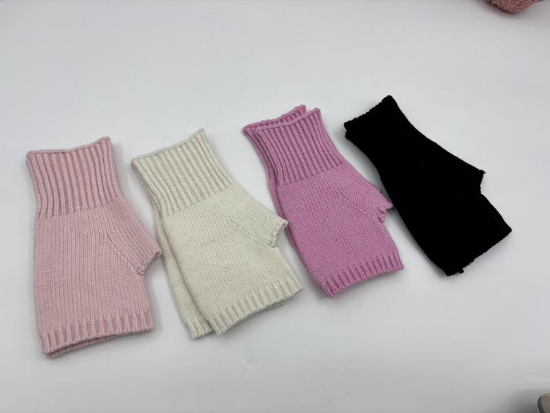 Quatre mitaines tricot sans doigts posées à plat