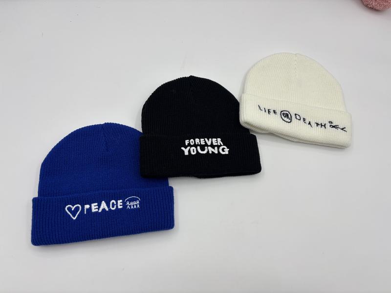 Trois bonnets tricot côtelé à revers avec broderies slogans Peace