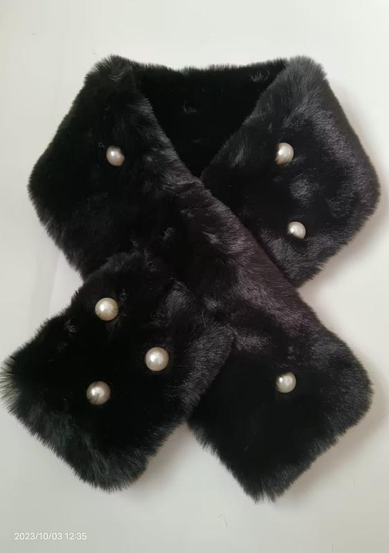 Tour de cou fausse fourrure noire croisé avec boutons perles blanches