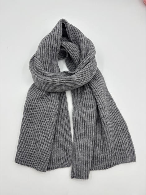 Écharpe grise tricot côtelé nouée souple