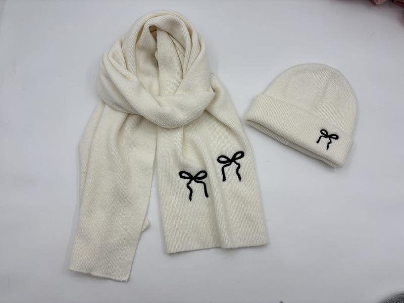 Set bonnet et écharpe tricoté côtelé crème avec nœuds brodés noirs