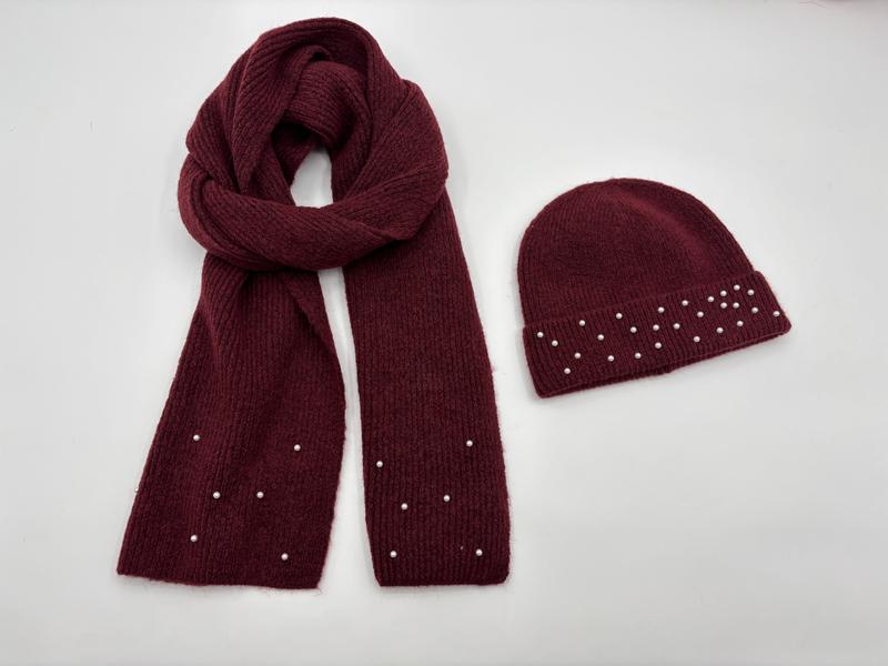 Set bonnet écharpe tricoté côtelé bordeaux orné de perles nacrées