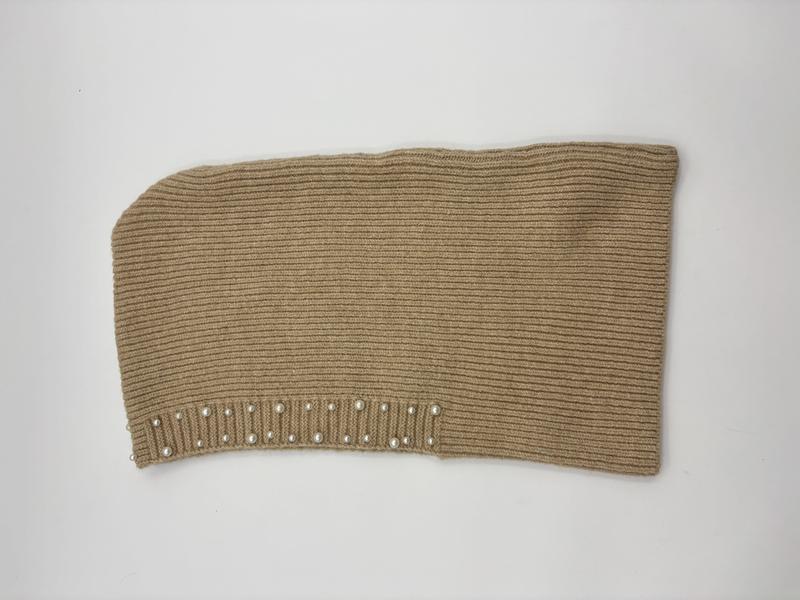 Snood tube côtelé beige camel avec ourlet orné de perles nacrées
