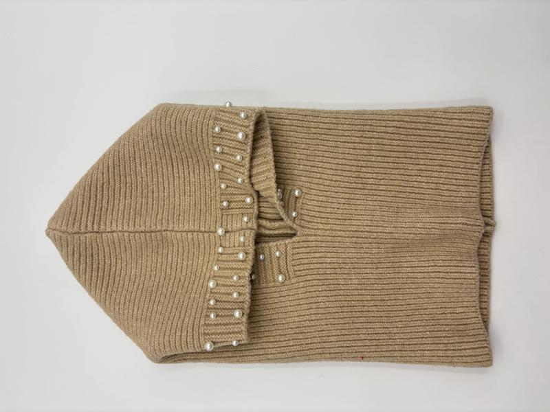 Écharpe infinie côtelée beige pliée avec bordure ornée de perles nacrées
