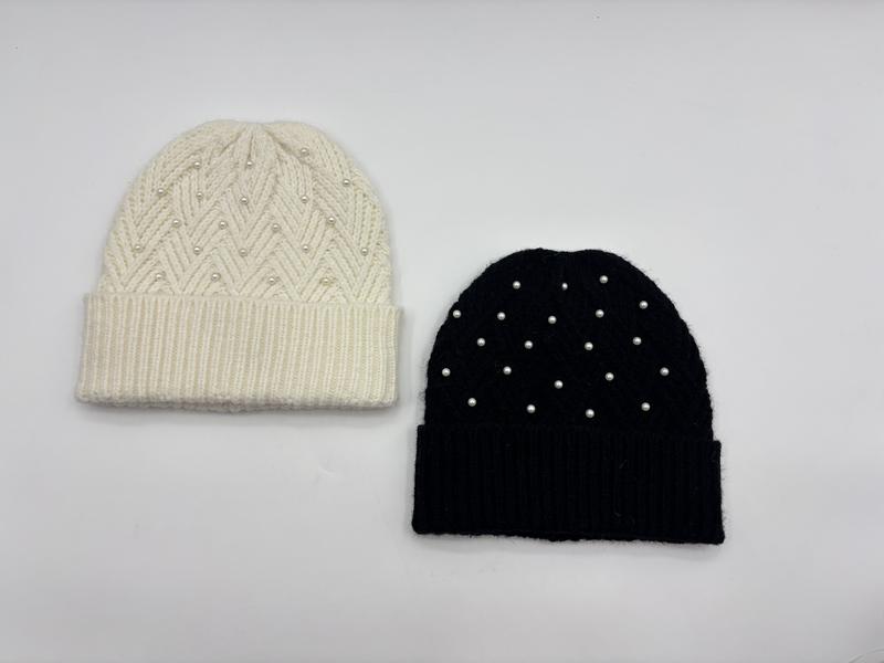 Deux bonnets tricotés côtelés