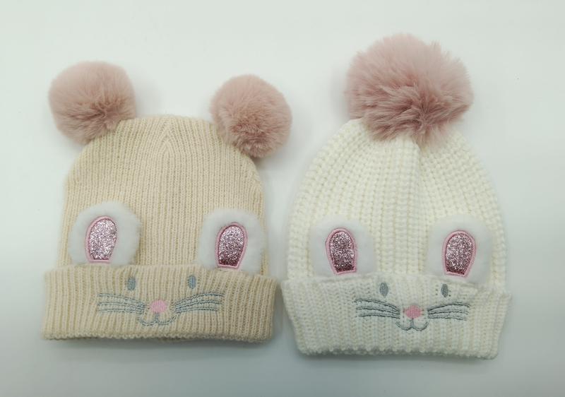 Deux bonnets bébé tricotés crème et blanc avec oreilles lapins pailletées
