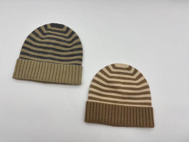 Deux bonnets tricotés rayés à revers côtelé