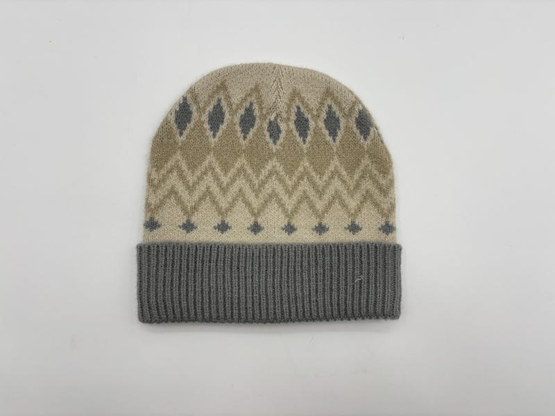 Bonnet tricoté beige motif Fair Isle losanges et chevrons gris avec revers côtelé contrastant