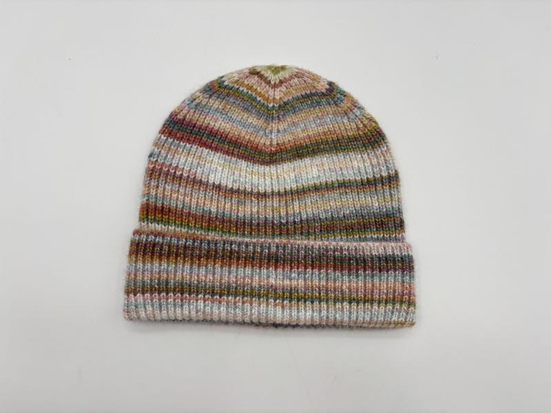 Bonnet tricoté rayures multicolores teintes espace rose