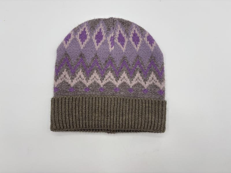 Bonnet tricoté Fair Isle violet et gris motif losanges chevrons géométriques